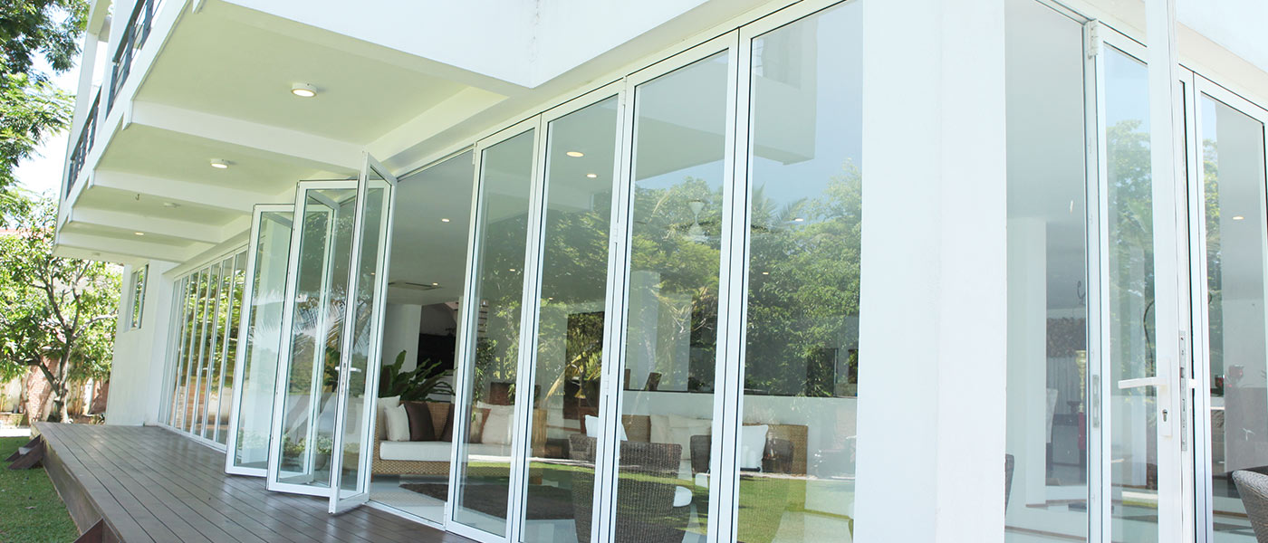 Sliding folding door